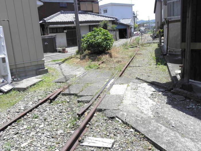 かつての踏切　そのままの敷石