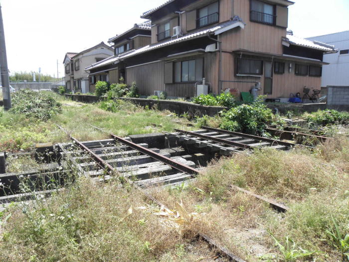 家がホームの上にそのまま建っている日高川駅跡
