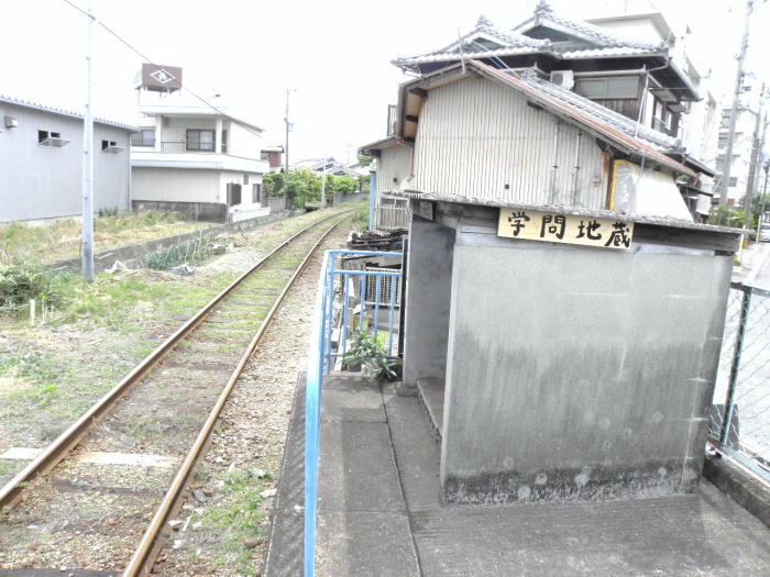 ホームの隅の学問地蔵