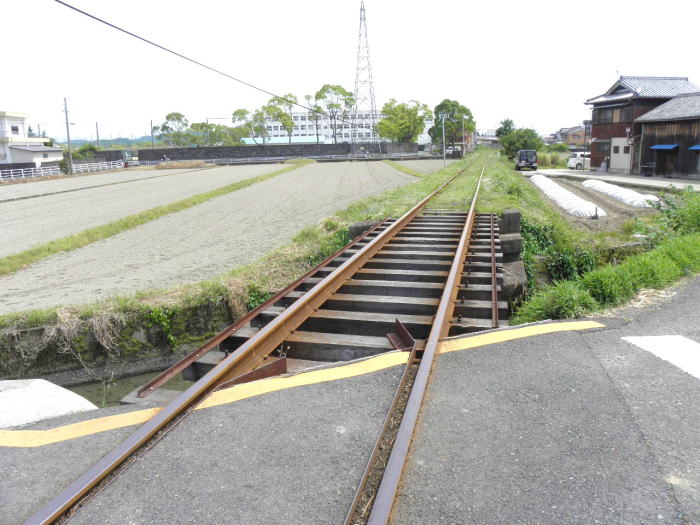 紀州鉄道　遮断機もない田圃道の踏切