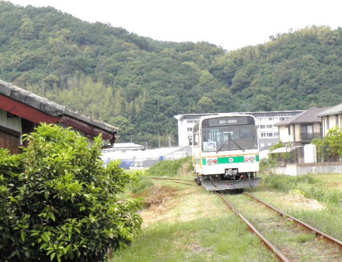 ノソノソ車体を揺らしながら去っていくキテツ２号