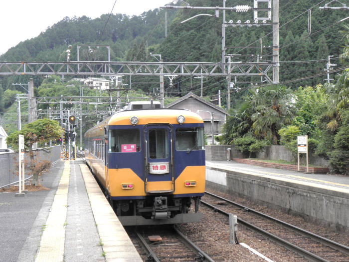 吉野行き特急　吉野神宮駅