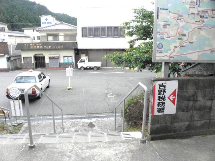 吉野神宮駅の駅前広場