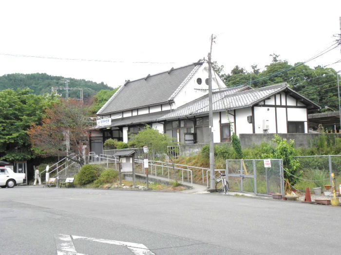駅前からみた吉野神宮駅の駅舎