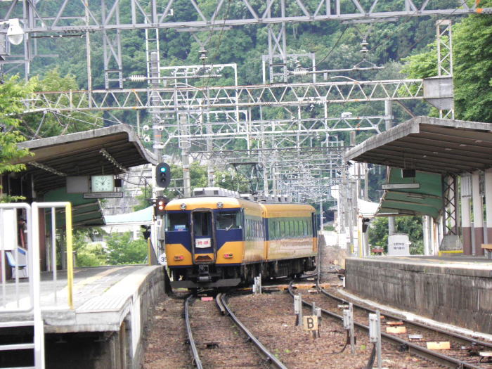 単線なのでゆっくり分岐を通り過ぎる阿倍野橋行き特急