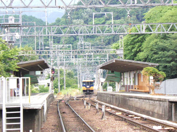 吉野川鉄橋に差しかかる阿倍野橋行き特急