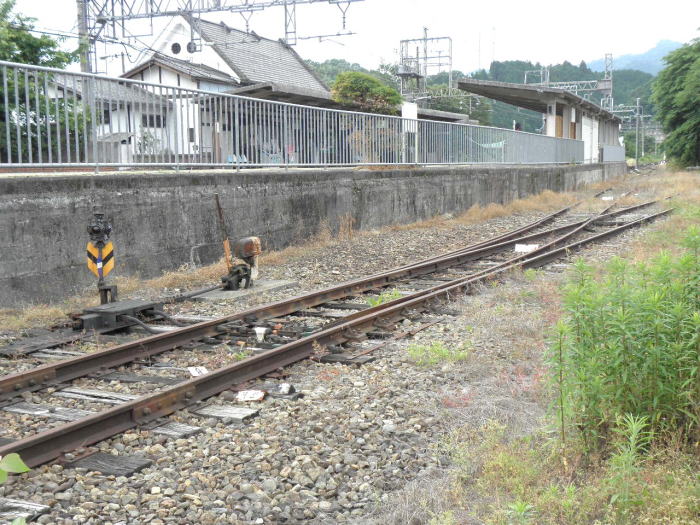 引き込み線に残っている転轍機と信号灯