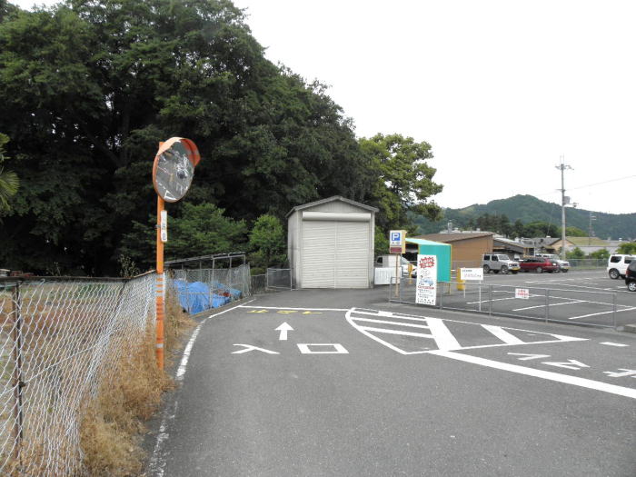 専用線跡にかぶさっている駐車場
