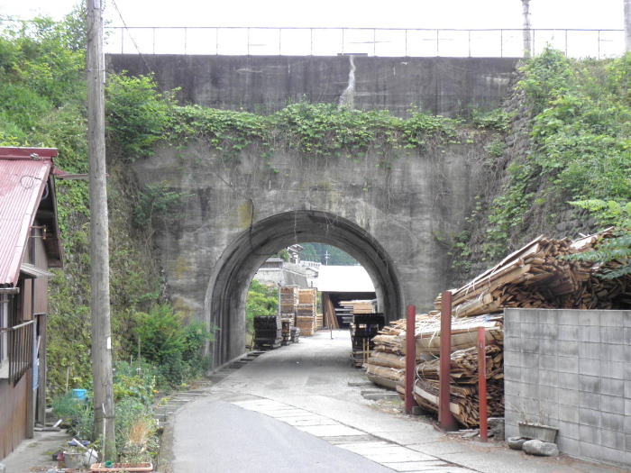 近鉄の下をくぐるトンネル