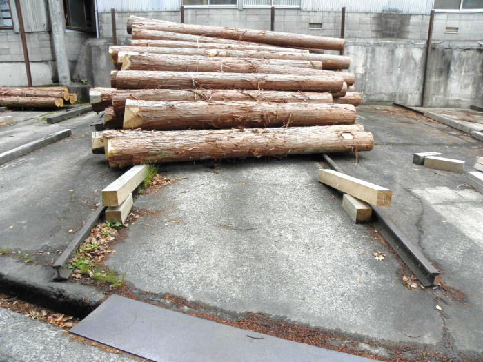 材木の下に敷かれているレール