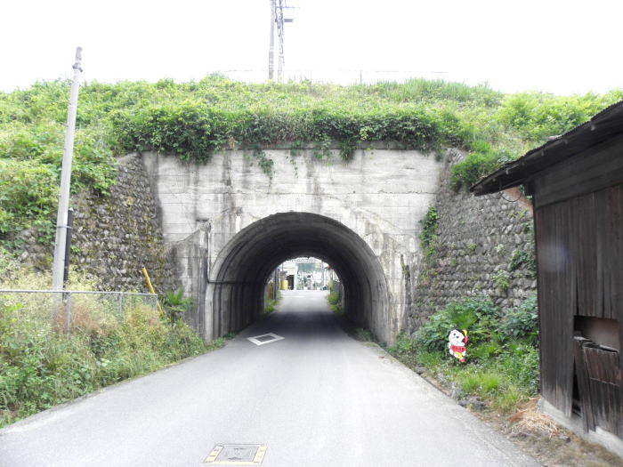 近鉄をくぐる道路のトンネル