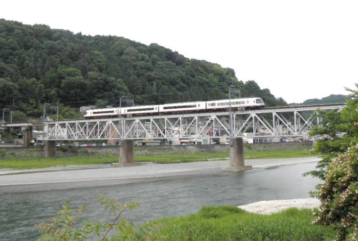 吉野川鉄橋を渡る桜ライナー