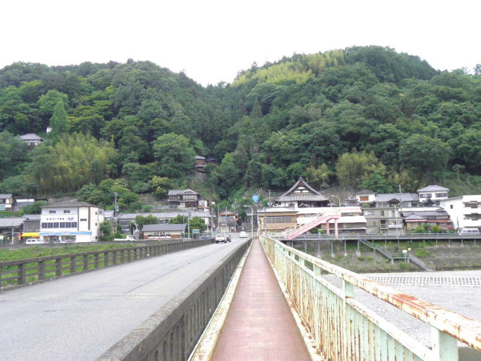 吉野川を渡る。橋の上