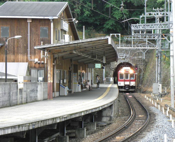 急カーブがある大和上市駅