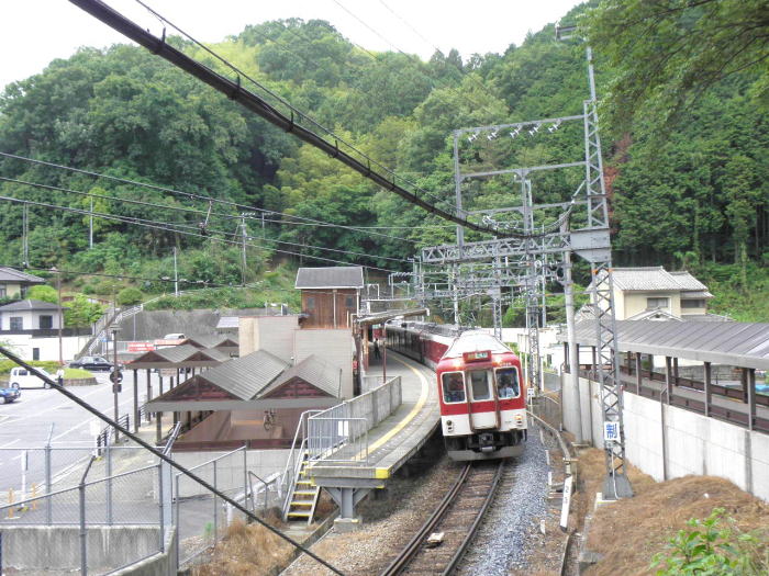 カーブした大和上市駅を出る吉野行き