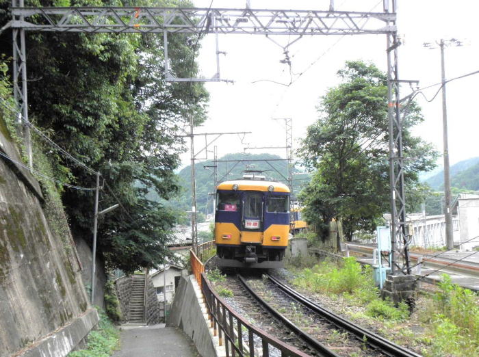 吉野川鉄橋へ向かう吉野行き特急