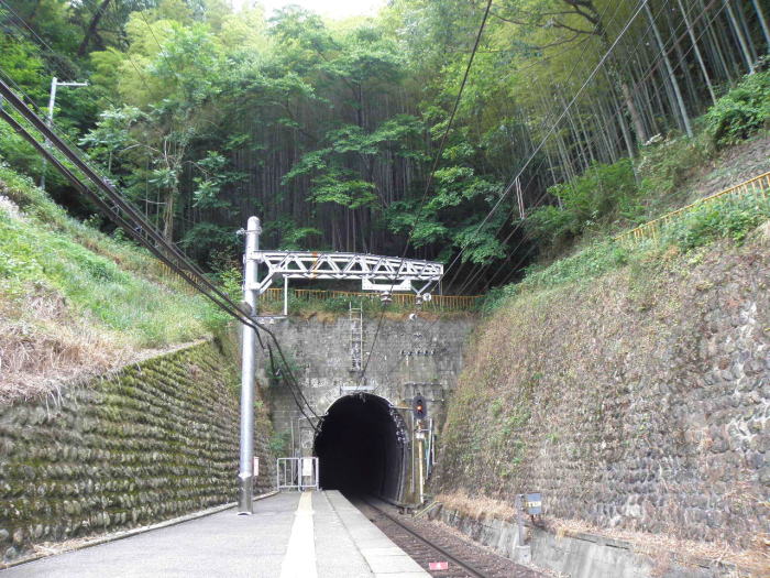 大和上市駅を出てすぐのトンネル