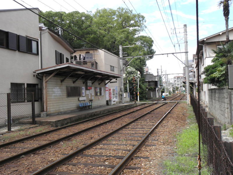 天神の森駅。横の森が文字通り天神の森。&nbsp;