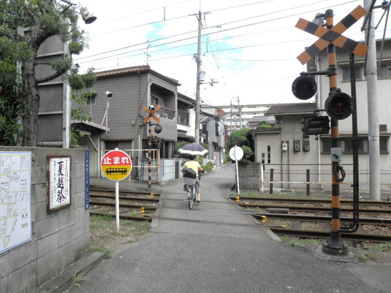 天神の森の静かな踏切