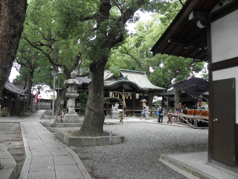 天神の森天満宮の境内。子供太鼓の練習中。