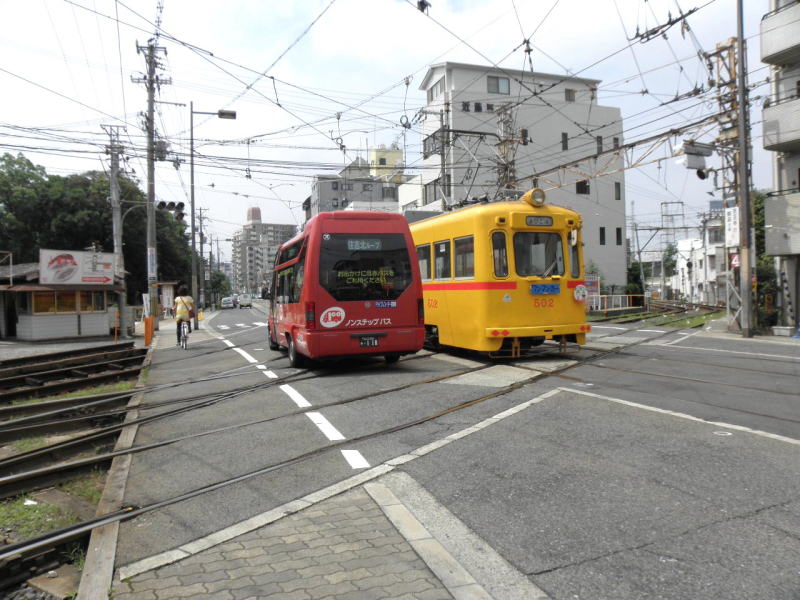 平面クロスを渡る阪堺電車