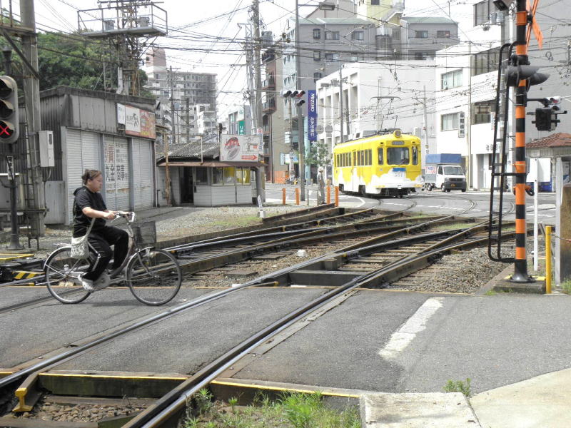 住吉駅　浜寺駅前方向に曲がって行く阪堺電車。