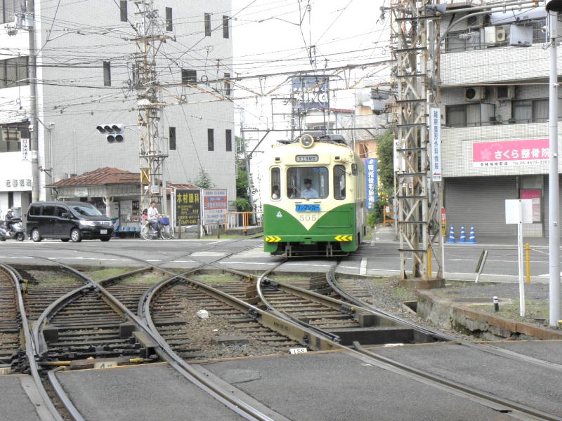 住吉公園駅から出て来る阪堺電車