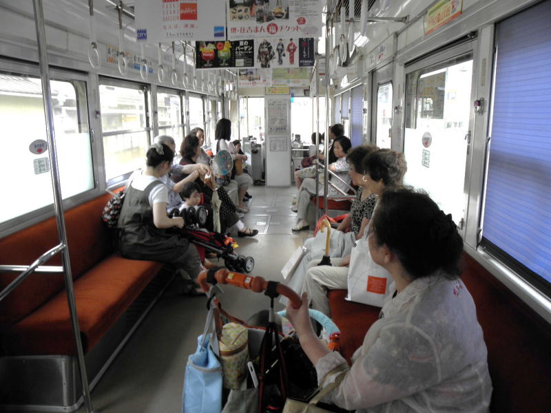 住吉を出て恵美須町へ向かう阪堺電車の車内