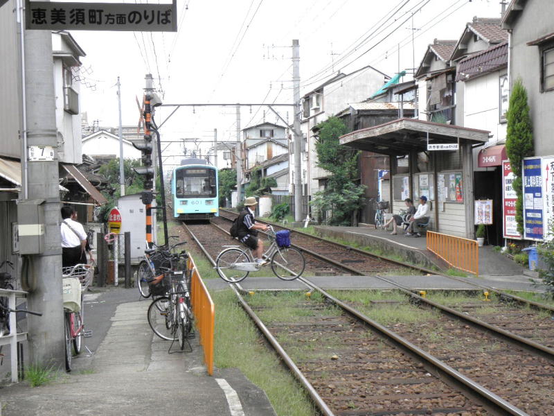 北天下茶屋のメインストリートの小さな踏切