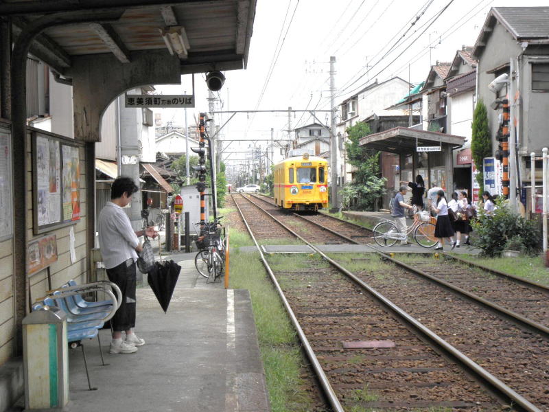 女学生もたくさん通る北天下茶屋の踏切。