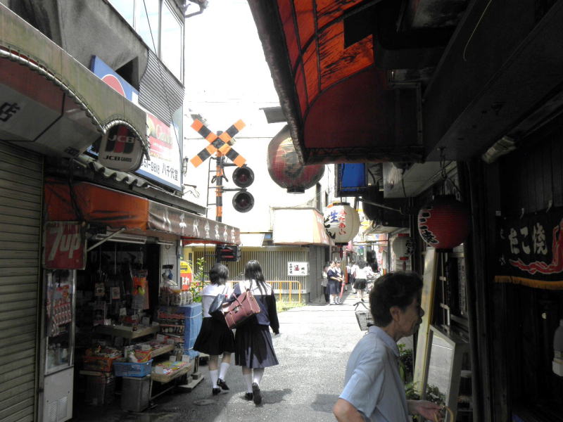 北天下茶屋。線路のすぐそばまで駄菓子屋、タコ焼き屋、一杯飲み屋がぎっしり
