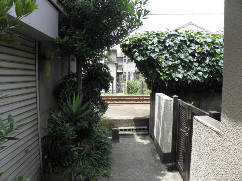 見えて来た松田町駅のホームと線路