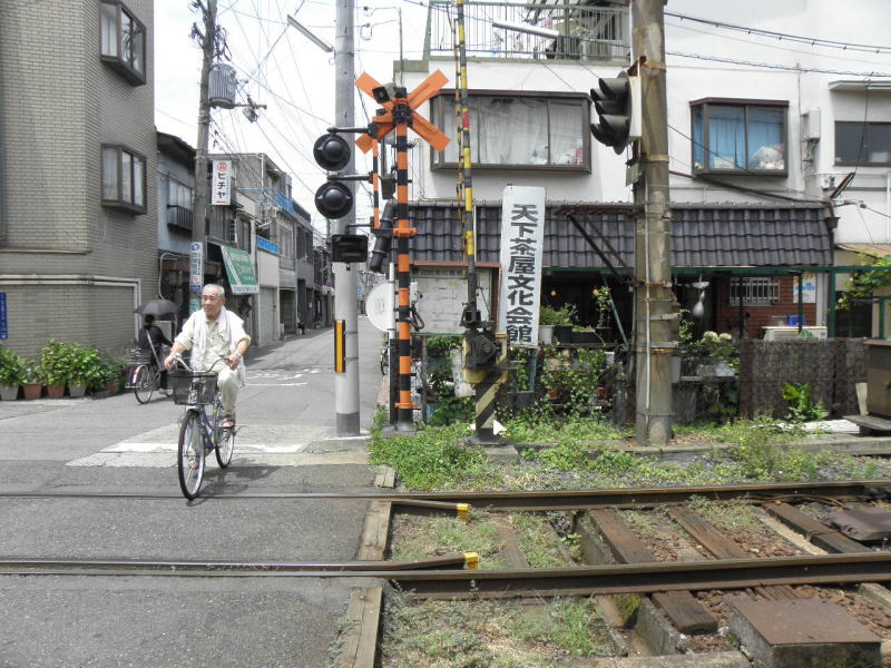 北天下茶屋と違って車の往来がある松田町