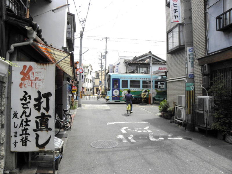 昔の街の風景がそのままの松田町の踏切