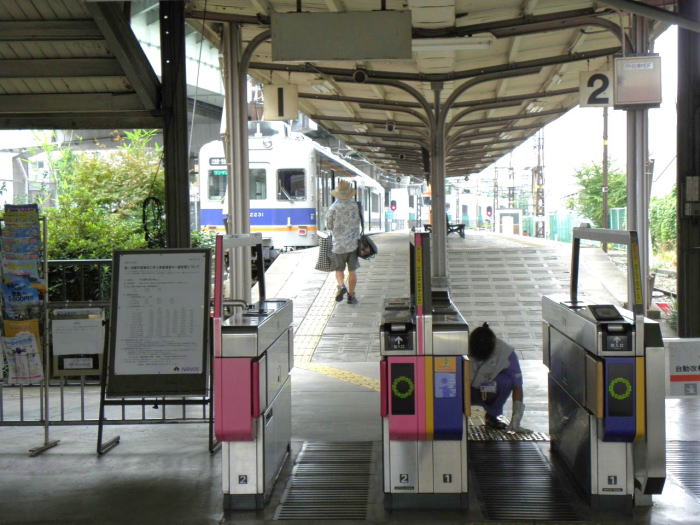 汐見橋駅の改札口とホーム
