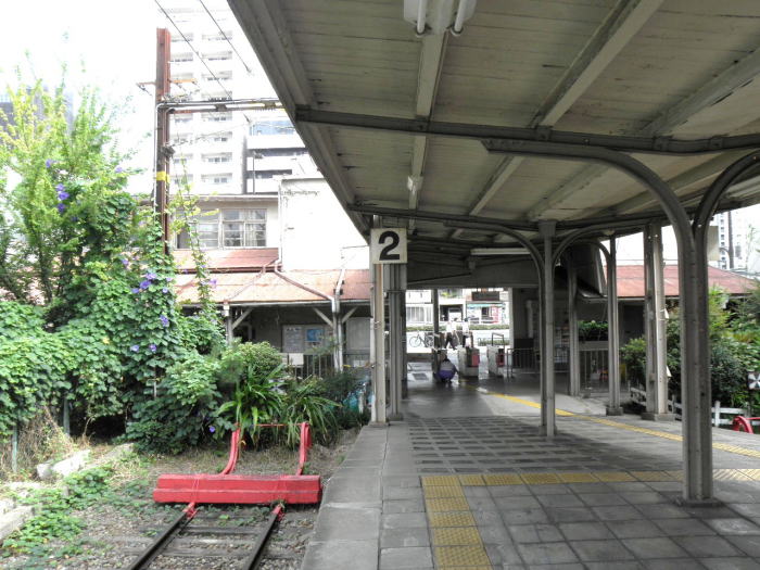 汐見橋駅ホームから改札口を見る