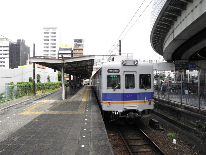 ビルと高速道路に囲まれた汐見橋駅