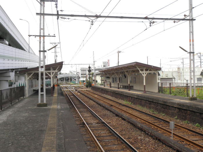 高速道路の横にある芦原町駅