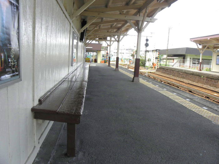 駅舎と一体になった芦原町駅のベンチ