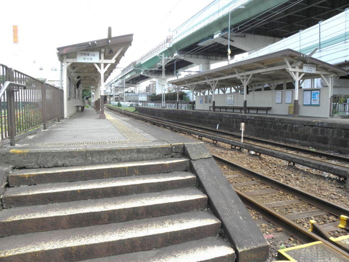 真横に高速道路があって車が降って来そうな芦原町駅