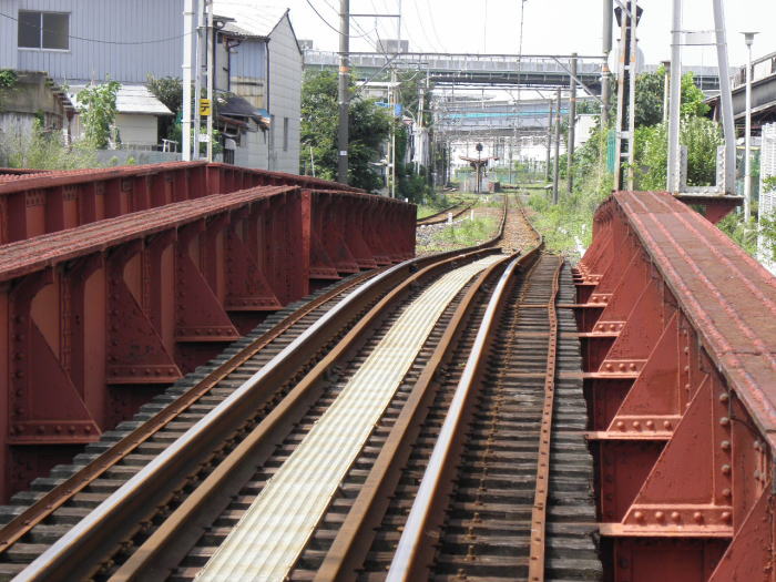 中央部が盛り上がった鉄橋