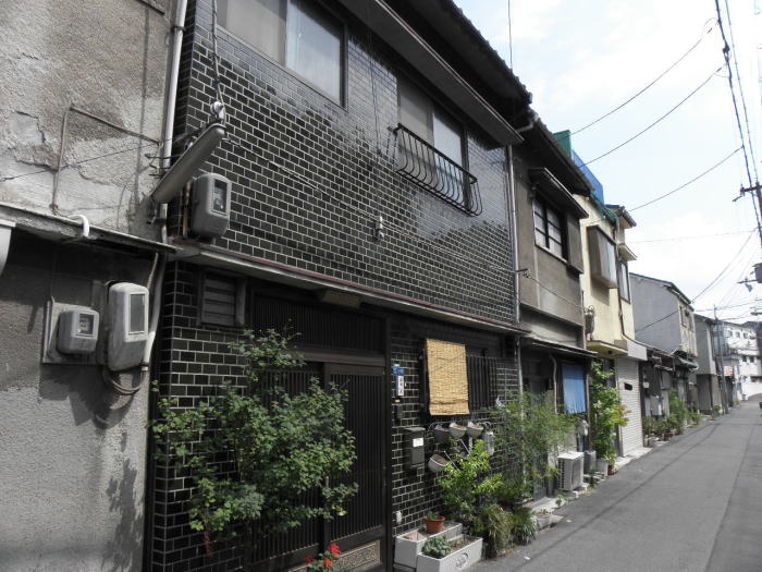 木津川駅に向かう線路沿いの民家