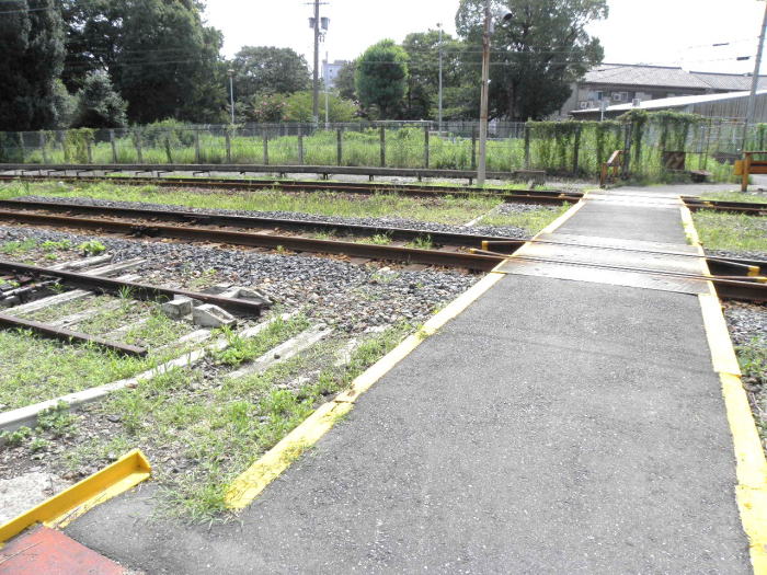 木津川駅近くの小さな踏切