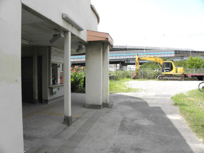 重機が置かれている木津川駅の駅前広場