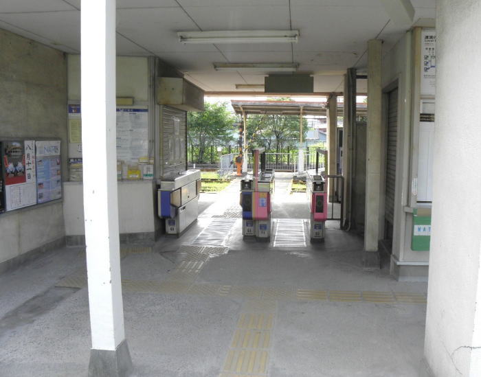 木津川駅の無人の改札口