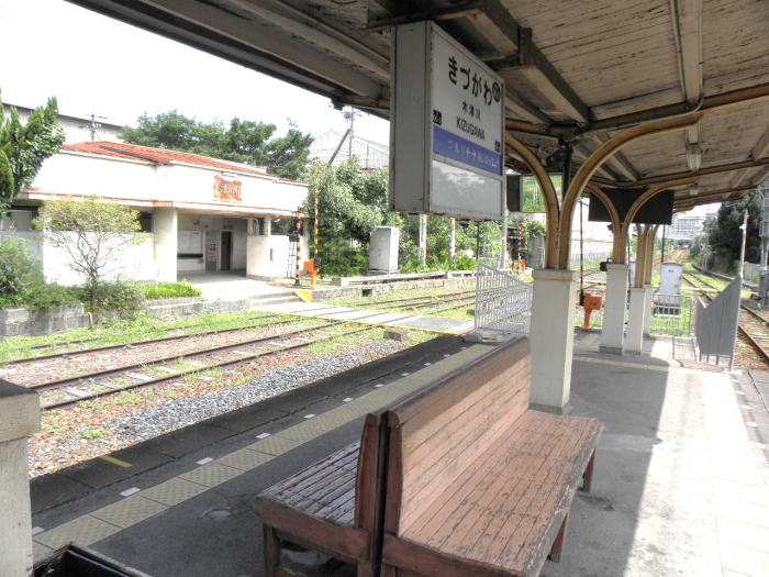 ホームと離れている木津川駅の駅舎