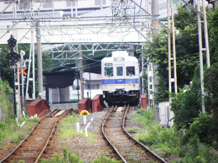 鉄橋を渡ってやってくる岸里玉出行きの電車