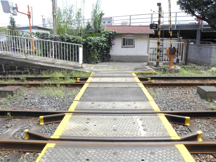 津守駅構内の踏切