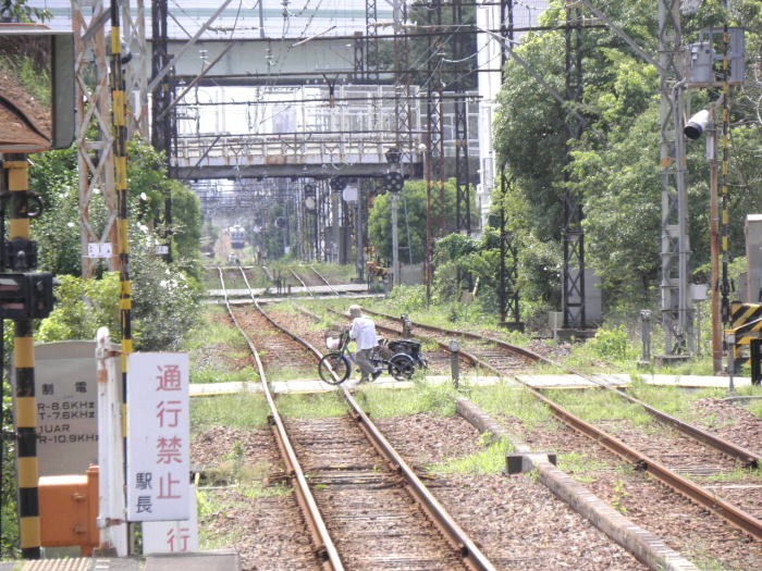津守駅から西天下茶屋方向を見る。アップダウンの激しい線路。