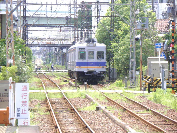 津守駅に到着する汐見橋行き。